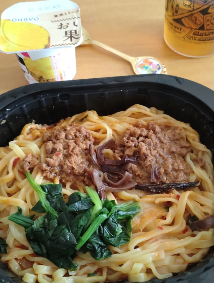 お昼は冷凍の汁なし担々麺|しまだ ちえこさん