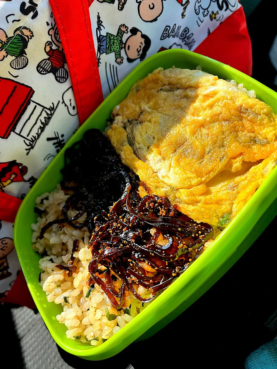 Snapdishの料理写真:#昼飯　しそ玉子焼きと子持ち昆布乗せ梅炊き込みロウカット玄米ワカメ混ぜご飯弁当|ms903さん