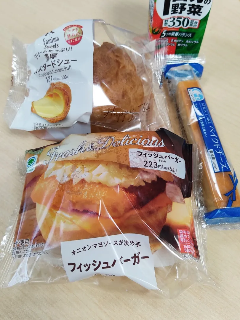 Snapdishの料理写真:沖縄のお盆が始まりました

初日は、ご先祖様を迎える「ウンケー」
二日目は、「ナカビ」
三日目は、ご先祖様をお見送りする「ウークイ」
なので、いつものお弁当屋さんがお休みでした。
クスン。|Rピージャーさん