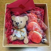 還暦祝いに赤いクッキーでラムレーズンサンドと友人作の熊さん
