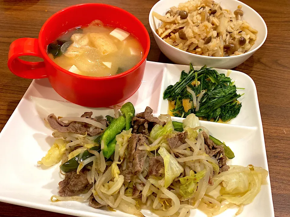 炊き込みご飯、味噌汁、水菜のハリハリ、牛肉の野菜炒め|🅼🅴🅶🆄◡̈♥︎さん