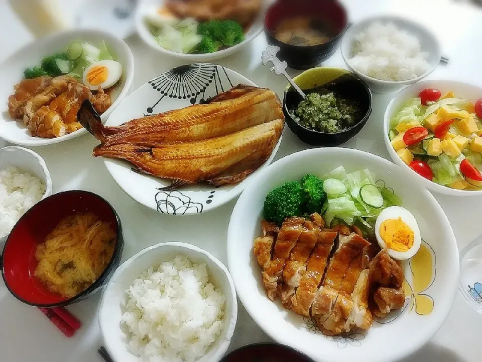 夕食(*^^*)
照り焼きチキン&サラダ
ホッケ焼
サラダ🥗
漬け物
お味噌汁(えのき、ワカメ、油揚げ)|プリン☆さん