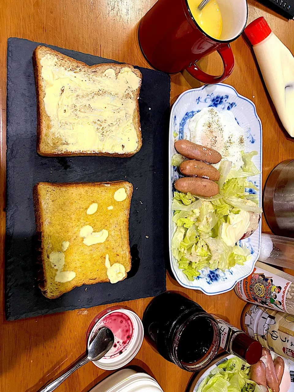 黄金の3分茹でウインナーで！ #夕飯　食パン(全粒粉パン)、手作りブルーベリージャム、ウインナー、レタストマトサラダ、目玉焼き(ターンオーバーじゃないやつ)、コーンスープ|ms903さん