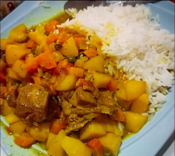 Delicious Homemade chicken,potatoe And carrot curry
Paired with long grain rice|joy nzekweさん