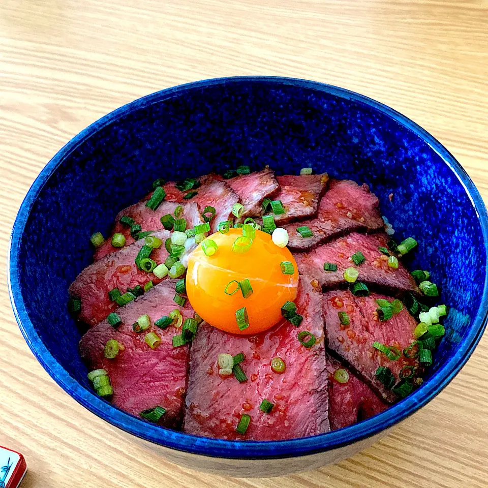 ローストビーフ丼でランチ|ツインうさぎさん