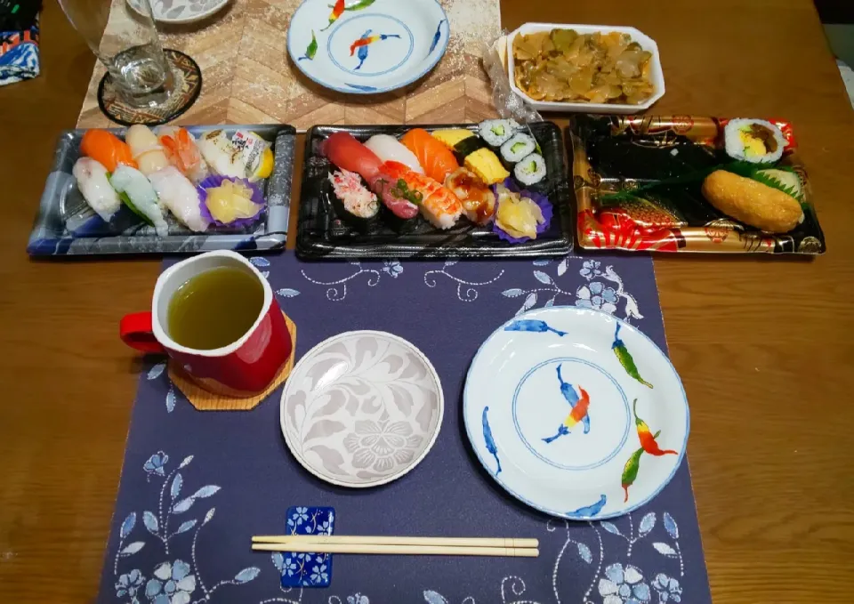 Snapdishの料理写真:スーパーのお寿司(お盆休みの昼飯)|enarinさん