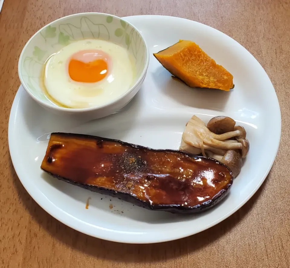 なすの蒲焼き、しめじ
卵
かぼちゃ
冷奴
トースト|ナナさん