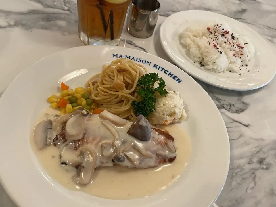 Salmon Steak with Mushroom Cream Sauce|270w178bさん