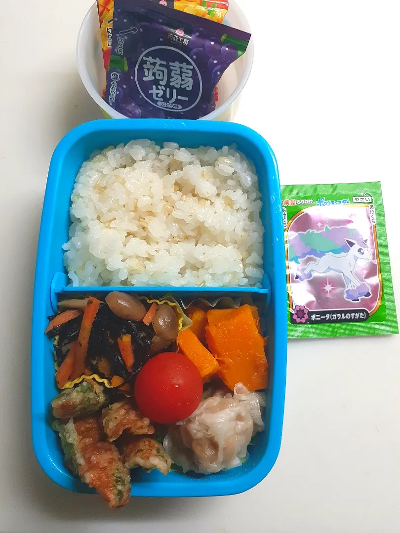 ☆小２弁当☆玄米入りごはん、振りかけ、蒸し南瓜、焼売、ひじき煮物、竹輪磯揚げ、蒟蒻ゼリー|ｼｮｺﾗさん