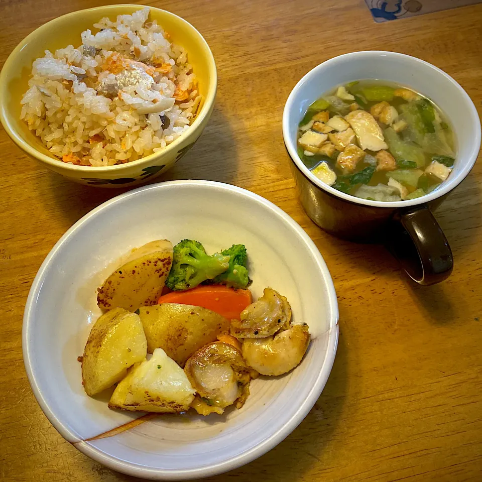 帆立と野菜のバター炒めと、鮭としめじと牛蒡の炊き込みご飯と、厚揚げと小松菜の味噌汁|もえさん