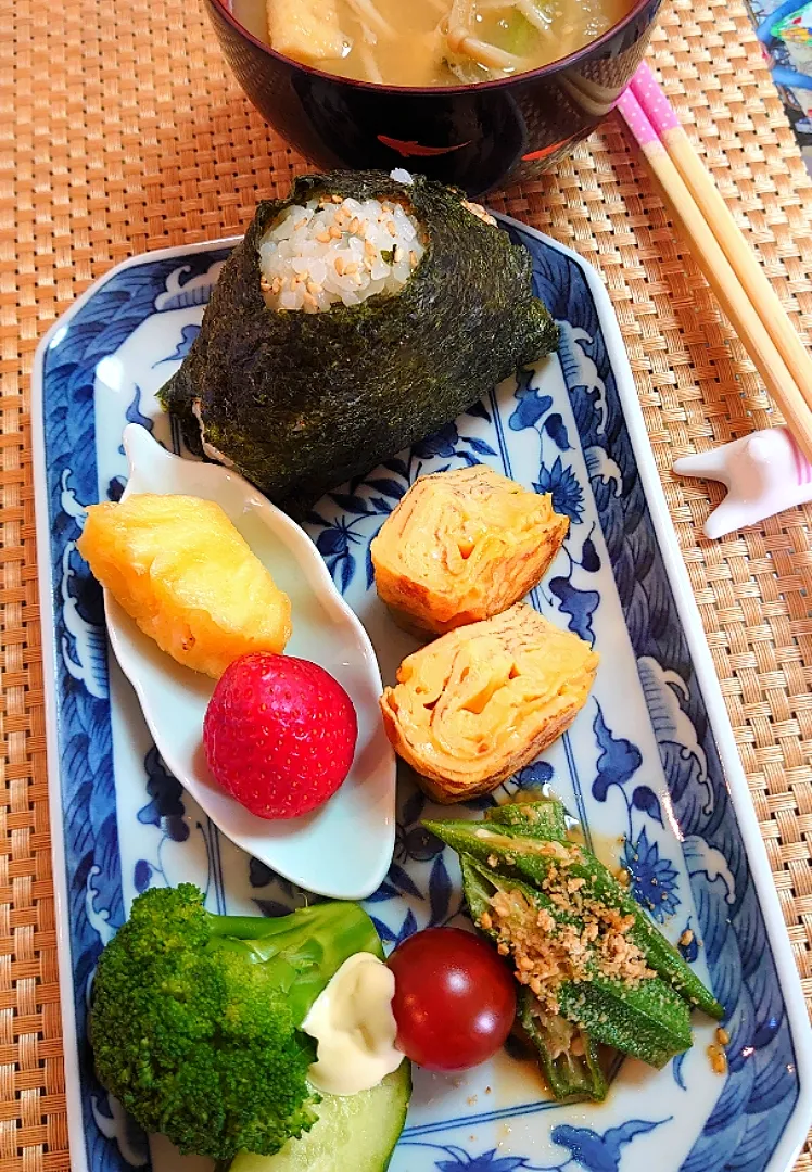 わかめご飯おにぎり🍙の朝ご飯🌄|ポチさん