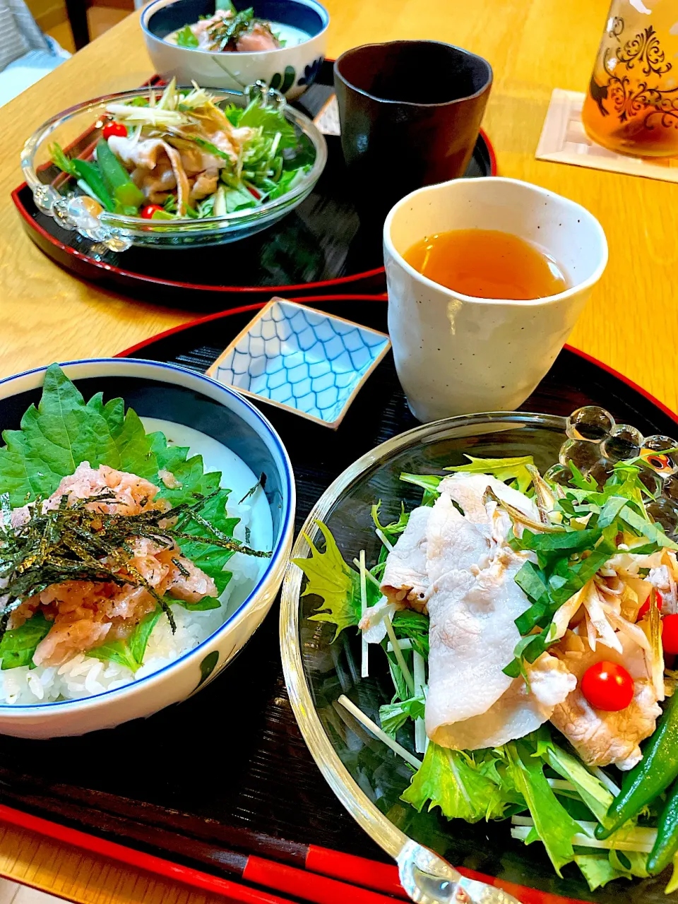 Snapdishの料理写真:ネギトロ丼と冷しゃぶサラダの晩御飯|Mikaさん