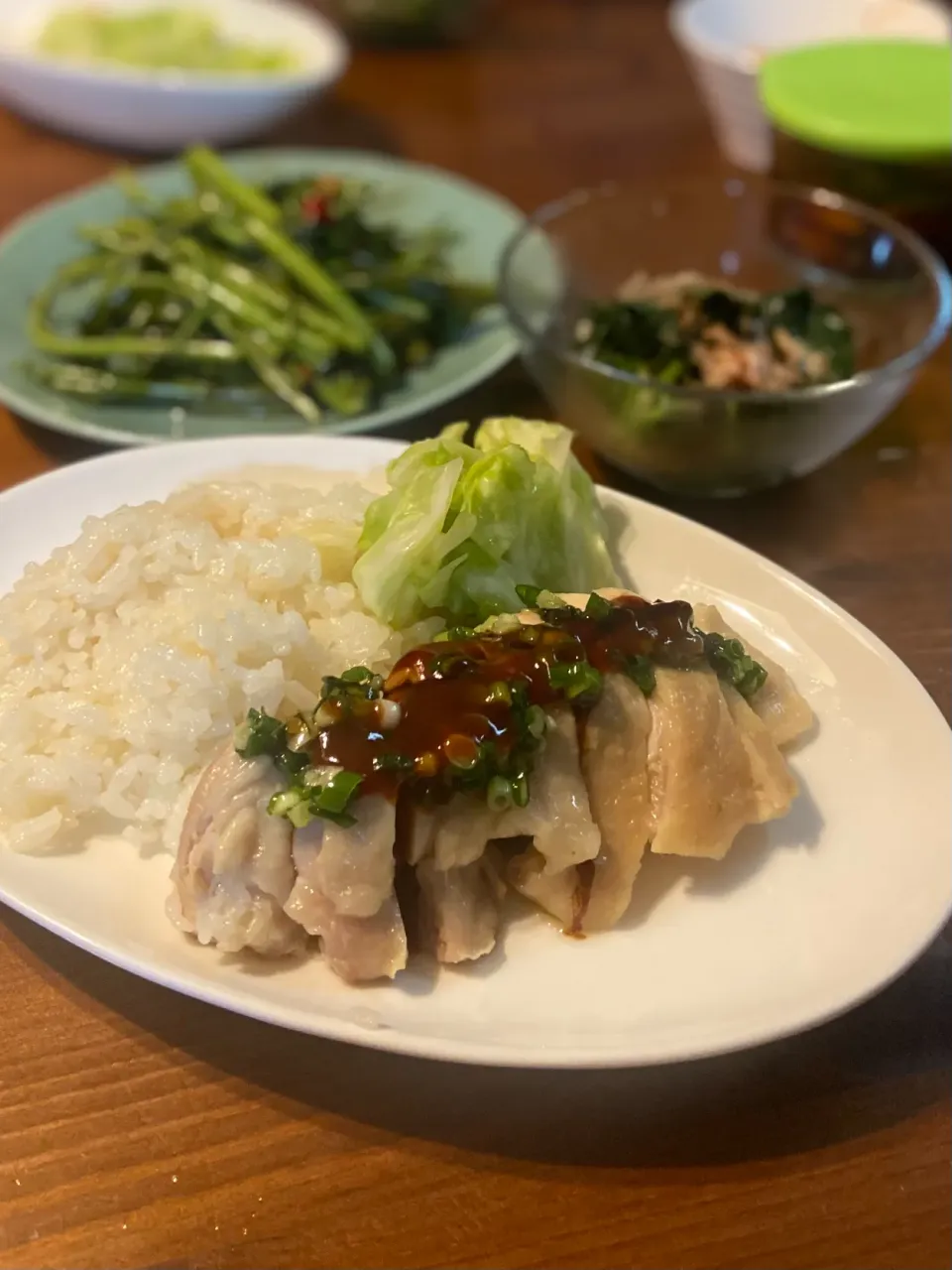 Snapdishの料理写真:8/11の夕食　海南鶏飯と空芯菜ニンニク炒め|yoneさん