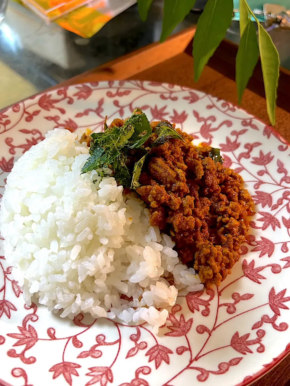 カレーリーフもらったのでキーマ|たさん