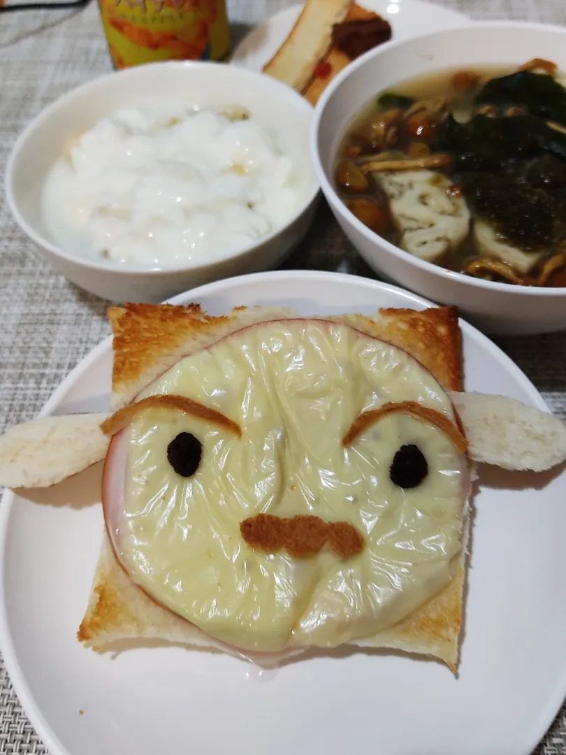 Snapdishの料理写真:クレヨンしんちゃんのシロ

しんのすけが拾ってきたこともあり、しんのすけを主人と認めているようです。
散歩をサボられたり、ご飯を忘れられたりしても、しんのすけのことが大好き。
しんのすけも彼なりに大事にはしているみたい...|Rピージャーさん