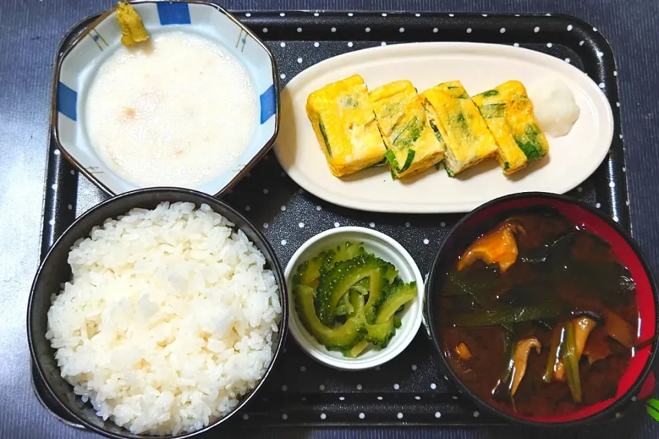 今日の朝ごはん（ごはんは栃木県産コシヒカリにニラ入り玉子焼き、とろろ、赤だしのみそ汁、ゴーヤ漬）|Mars＠釜飯作り研究中さん