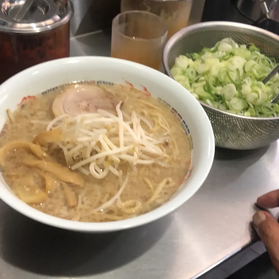 Snapdishの料理写真:今日の　＃朝ラー　今日も　＃夜勤明け　今日も　＃ラーメン　＃ホープ軒|Hajime Sakaiさん