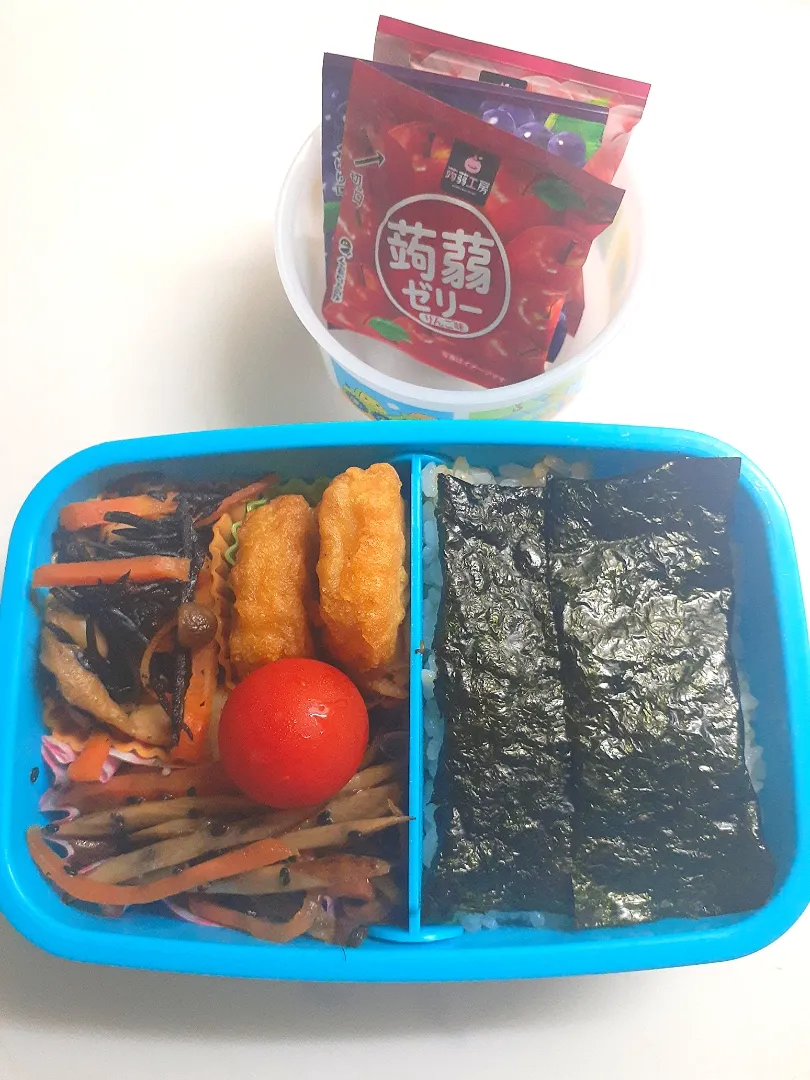 ☆小２弁当☆玄米入り海苔ごはん、金平牛蒡、ひじき煮物、ナゲット、ミニトマト、蒟蒻ゼリー|ｼｮｺﾗさん