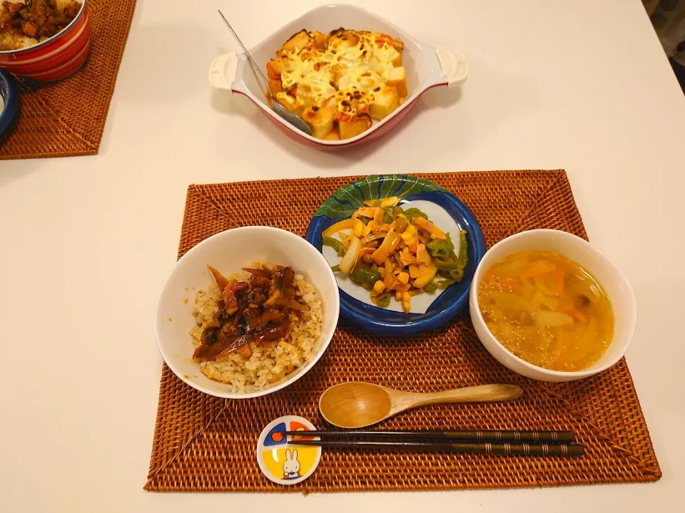 Snapdishの料理写真:今日の夕食　鰻飯、ピーマンケチャップ炒め、餃子の塩麹スープ、厚揚げキムチチーズ焼き|pinknari🐰🌈さん