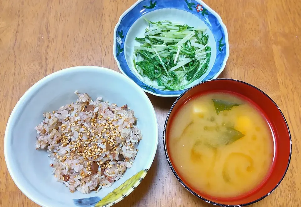 2022 0810　梅じゃこ炒飯　水菜のおひたし　豆腐とわかめのお味噌汁|いもこ。さん