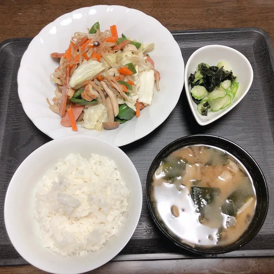 今日の晩御飯😀野菜たっぷり野菜炒め、味噌汁、酢の物|まちゃさん