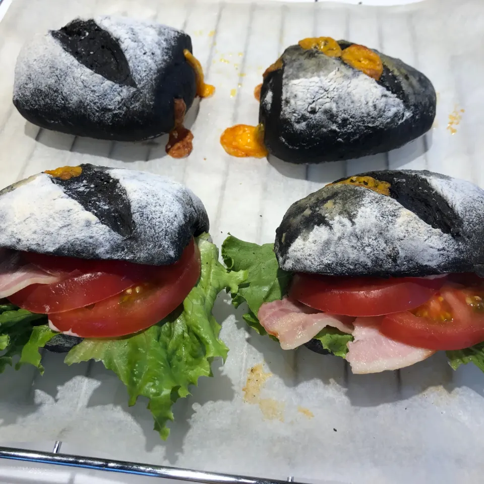 Snapdishの料理写真:イカ墨とチェダーのBLT|Sumomoさん