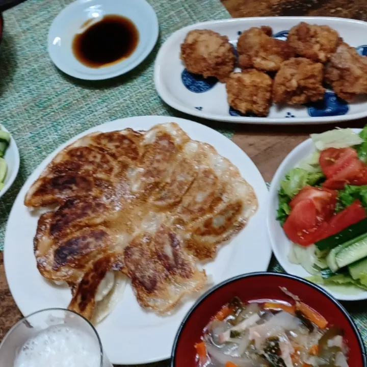 Snapdishの料理写真:冷凍餃子と惣菜唐揚げ|ぱいんてーるさん