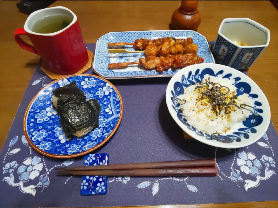 おにぎりと網焼きしたスーパーの焼き鳥(朝ご飯)|enarinさん