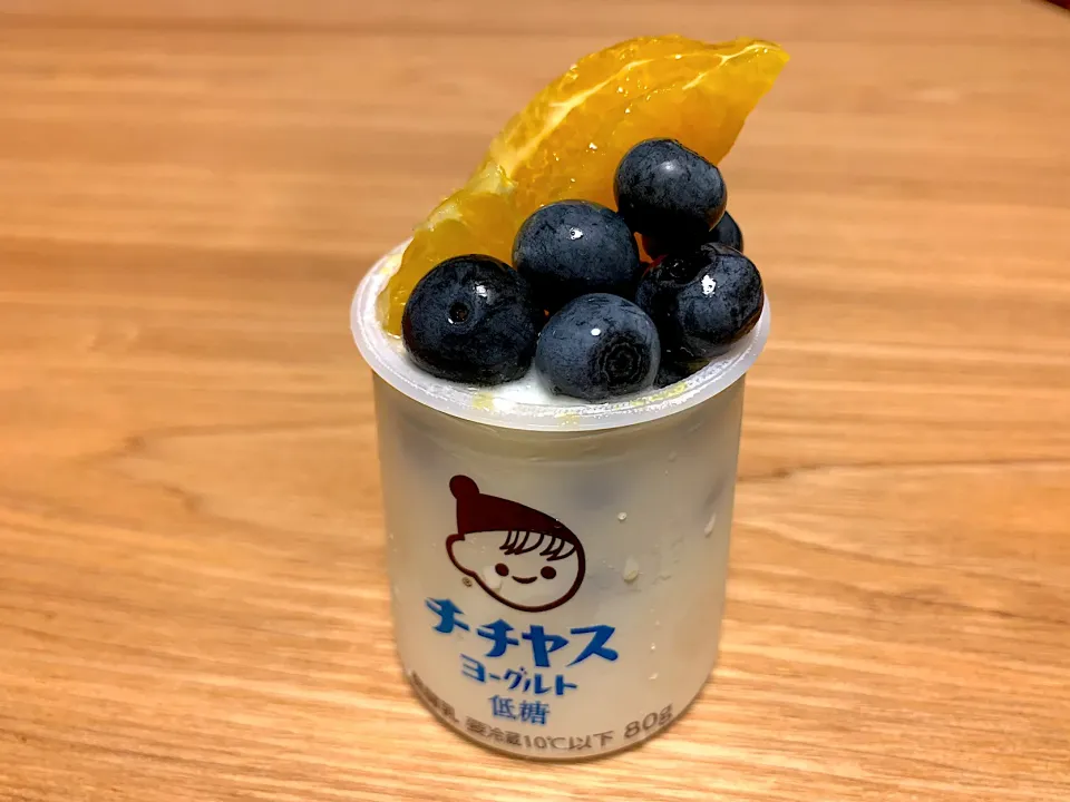 Snapdishの料理写真:チチヤスヨーグルトにフルーツ🍊🫐|いちごさん