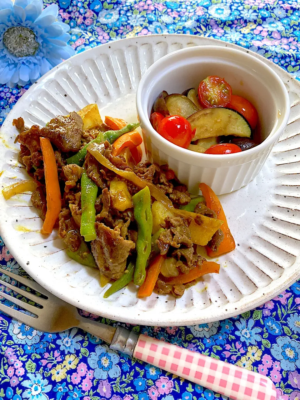 Snapdishの料理写真:牛肉と野菜のカレー炒め🌻|ringonamaさん