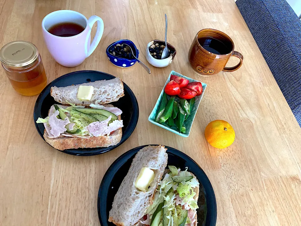 朝焼き食パンでオープンサンド、サラダ、煮豆、コーヒー、みかん(o'ω'o)b ♪|さくたえさん