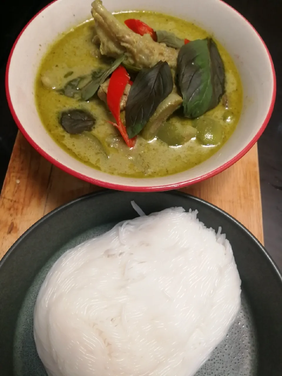 Snapdishの料理写真:green Curry Mix Chicken/Tenderloin Beef with
rice noodles|Aphisit Freeさん