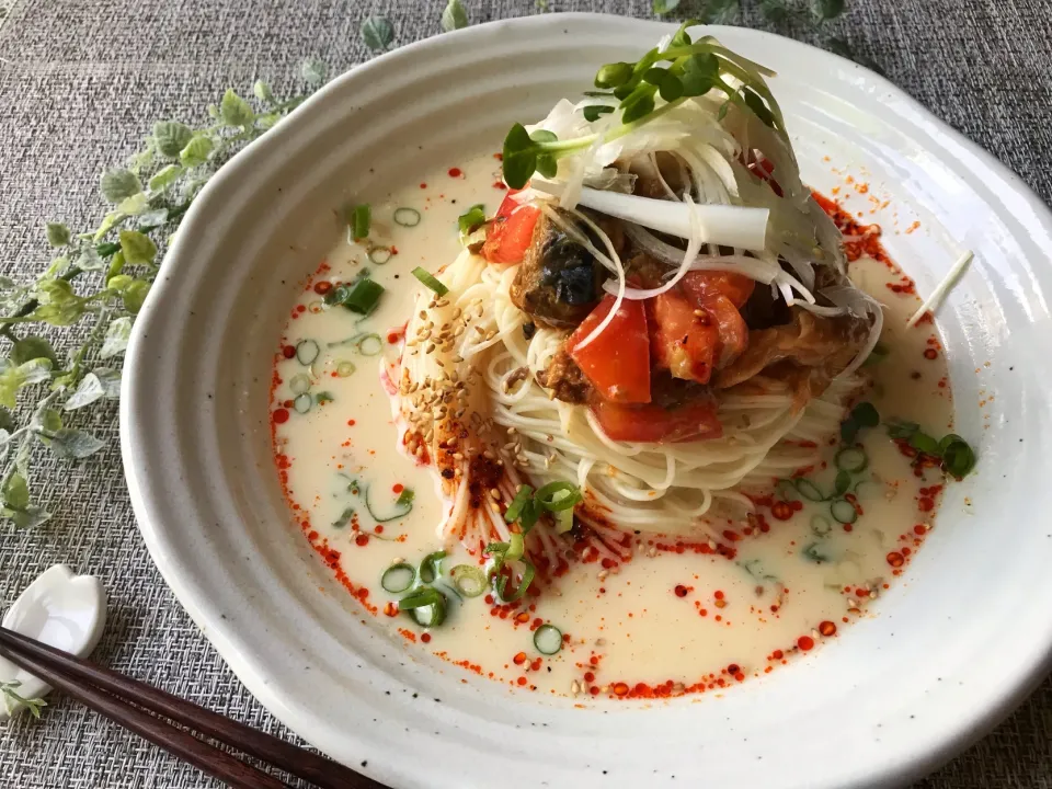 サバ缶とトマトの豆乳坦々そうめん♡|まなまな♡さん