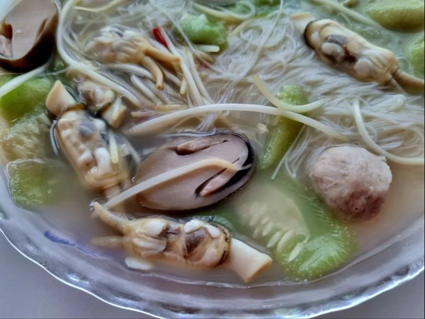 Snapdishの料理写真:rice noodle soup with razor clams and loofah|steven z.y.さん