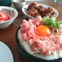 Snapdishの料理写真:ネギトロとろろ丼と特製唐揚げ|かずーーーいさん