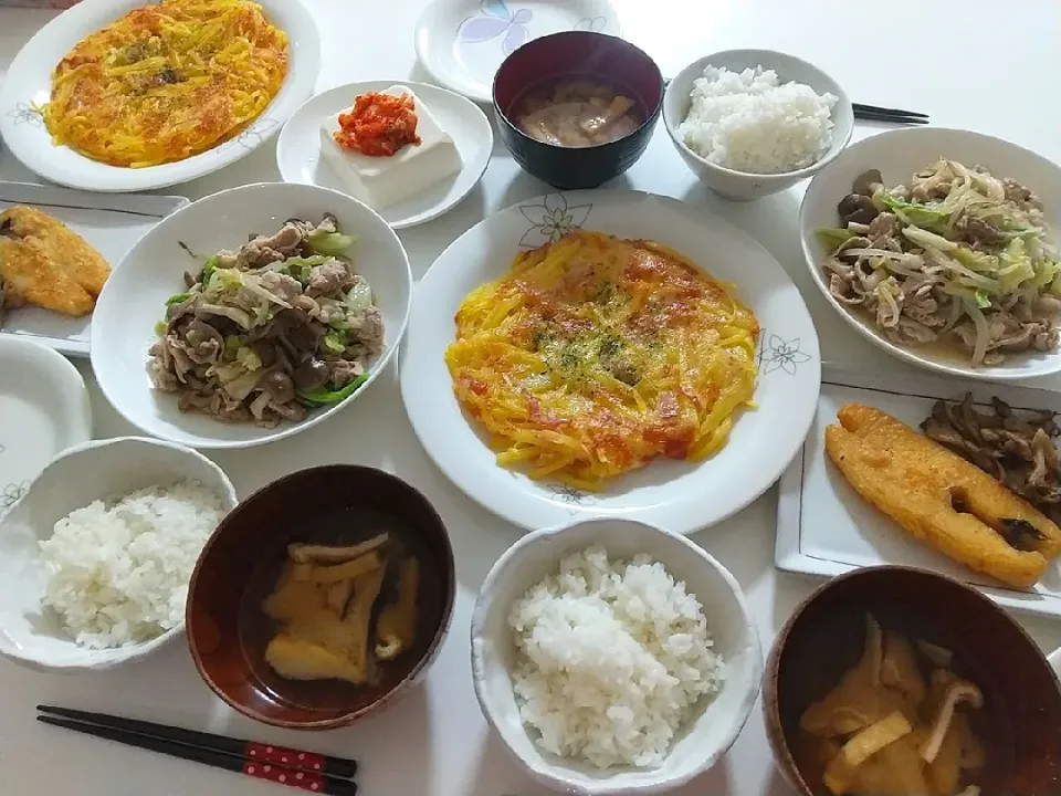 Snapdishの料理写真:夕食(*^^*)
豚肉と野菜の塩中華炒め
カラスカレイと舞茸ソテー
じゃがいもとベーコンガレット
キムチ冷やっこ
お味噌汁(しいたけ、油揚げ)|プリン☆さん