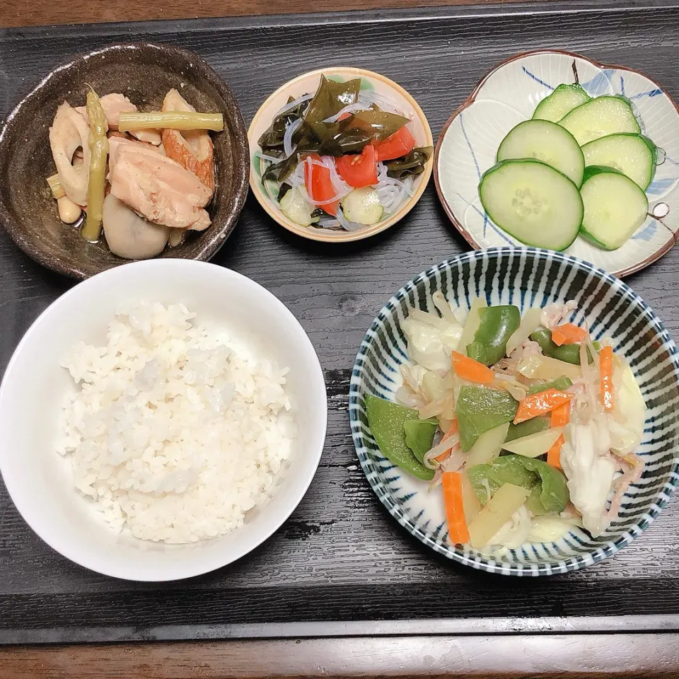 今日の晩御飯😀野菜炒め、煮物、酢のもの、漬物|まちゃさん