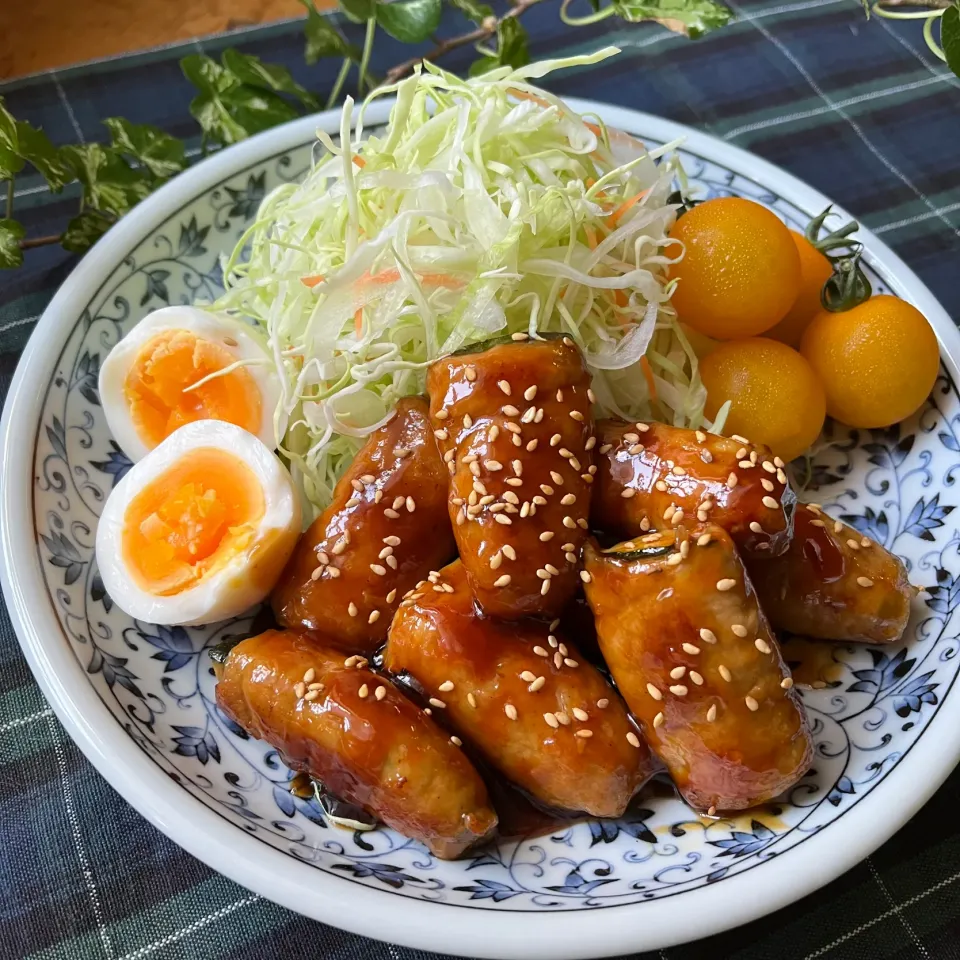 🍚🥢カプッとかじるとジュワッとジューシー💦新鮮ズッキーニの豚肉巻きは コックリ甘辛トンテキ風ソース味🍚🥢|Hollyさん