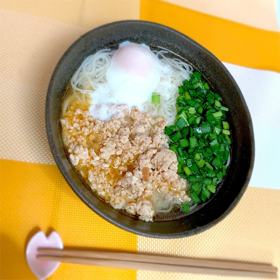 鶏ミンチとニラのっけそうめん|chicaocafeさん