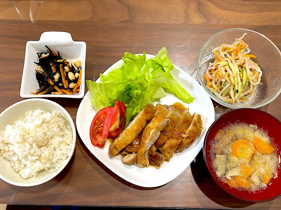 鶏モモ照り焼き　余り味噌汁　もやしの中華サラダ　ひじきと大豆の煮物|おさむん17さん