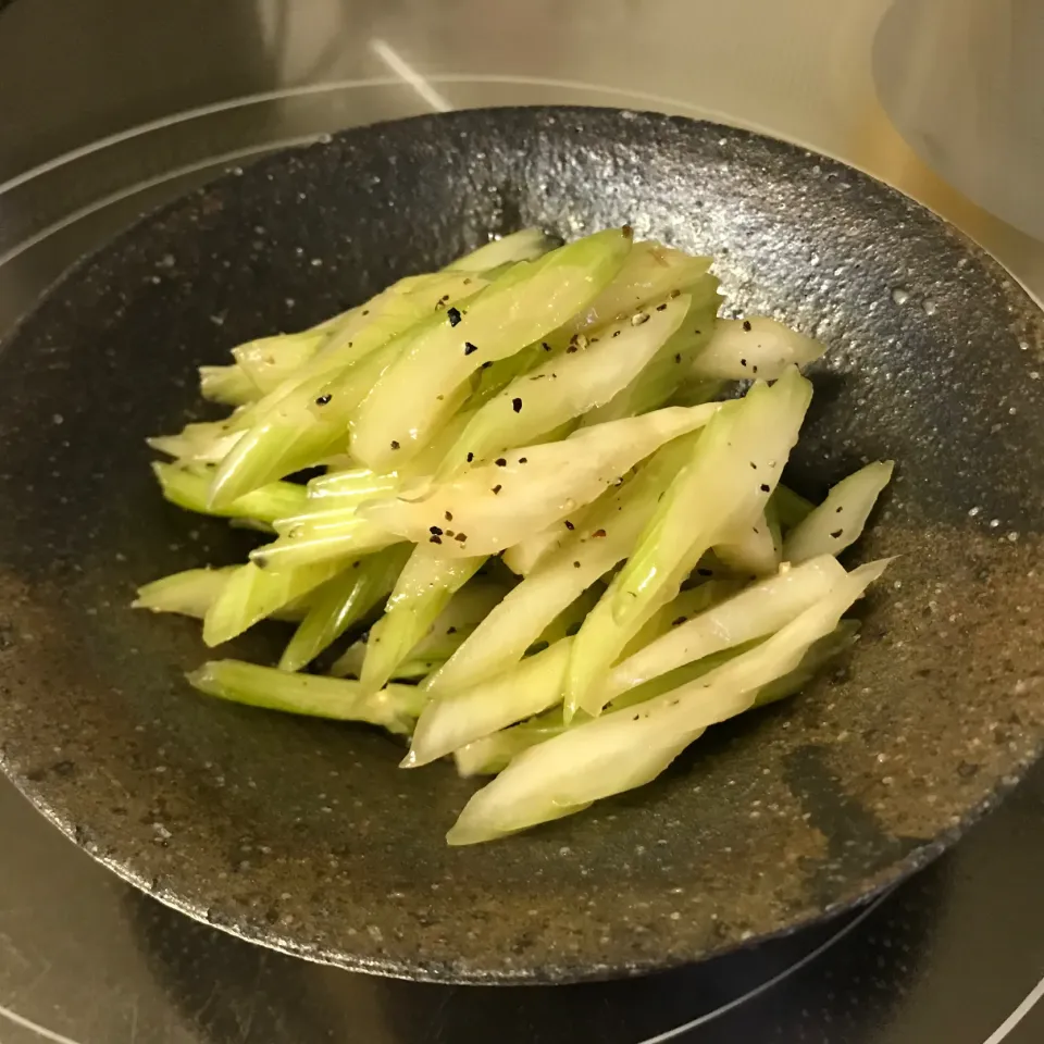 セロリの鶏がら胡麻油和え|sanaeさん