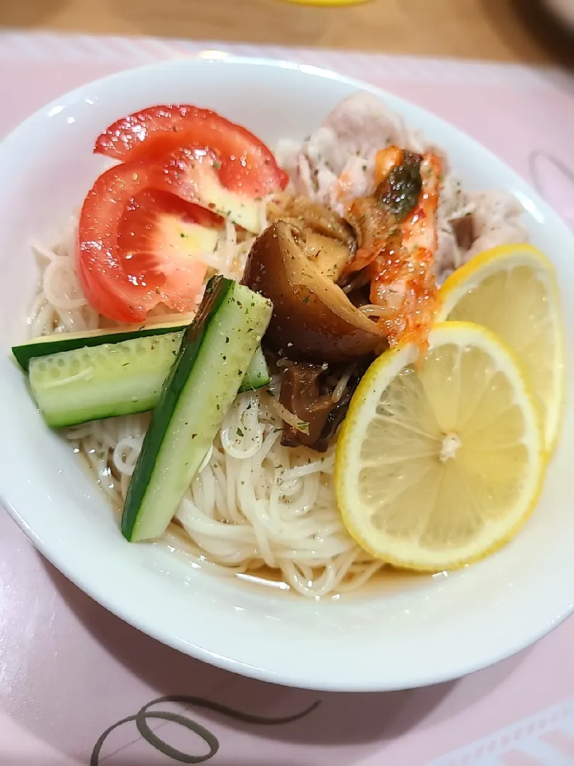 夏バテでも食べれる！
レモンであっさり🍋
キムチねばねばキノコこれうまそうめん😋|みぽりん♪さん