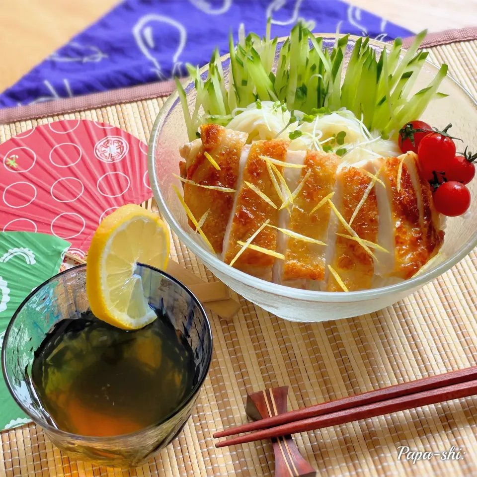 これ！うま‼︎レモンつゆ🍋で簡単＆サッパリと。冷やしチキンステーキ素麺🎐|パパ氏さん