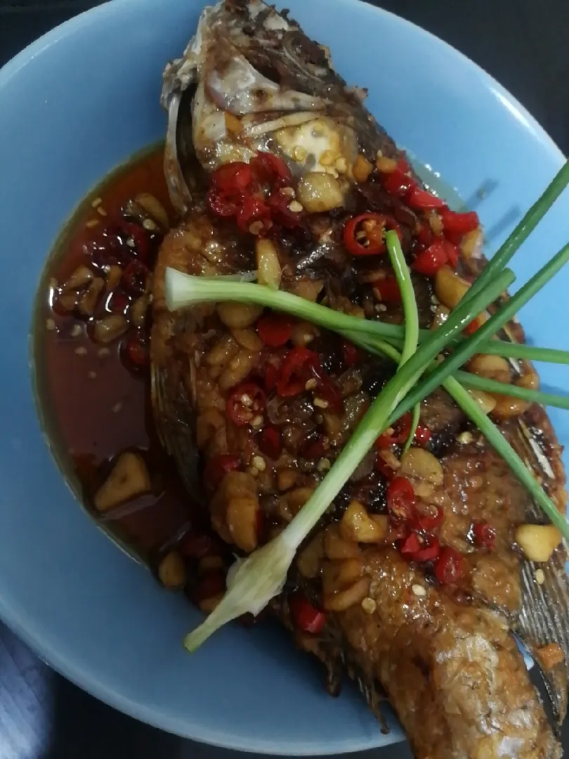 Snapdishの料理写真:Deep fried tilapia with sweet chilli sauce|Aphisit Freeさん