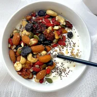 Greek yogurt and dry fruits|hitjeviさん