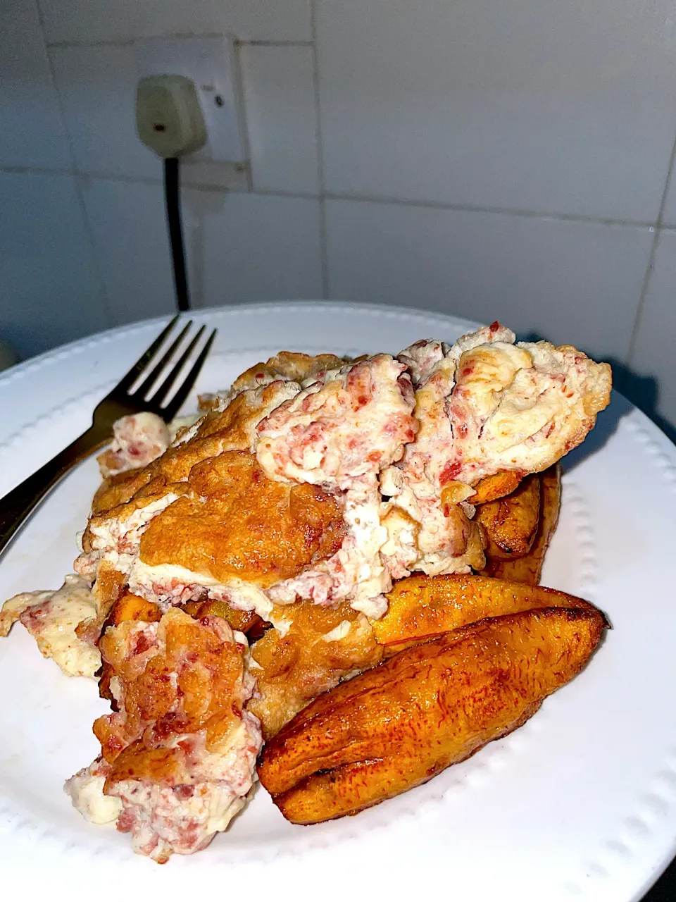 Snapdishの料理写真:Fried plantain with fried eggs and corn beefs|ivie009さん