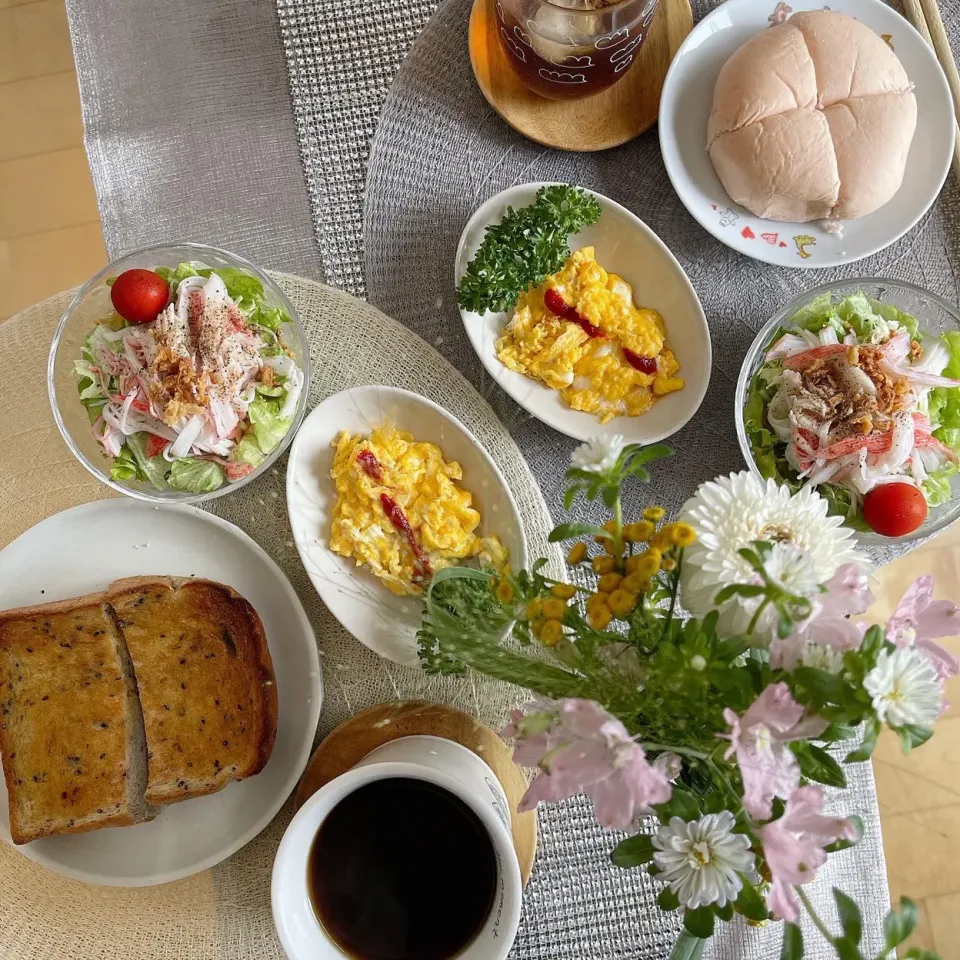 Snapdishの料理写真:8/17❤︎お盆休み休日モーニング🌱✨
・黒ごま食パンのバタートースト
・ポケモンレアチーズパン
・スクランブルエッグ
・カニかまサラダ|Makinsさん