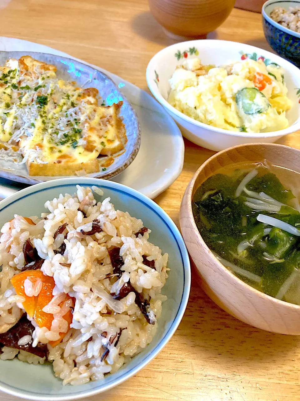 Snapdishの料理写真:ツナと黒木耳の炊き込みご飯❤️わかめともやしのスープ❤️厚揚げのしらすチーズ焼き❤️ポテサラヾ(✿❛◡❛ฺฺ)ノ美味しかったよぉ～❤|さくたえさん