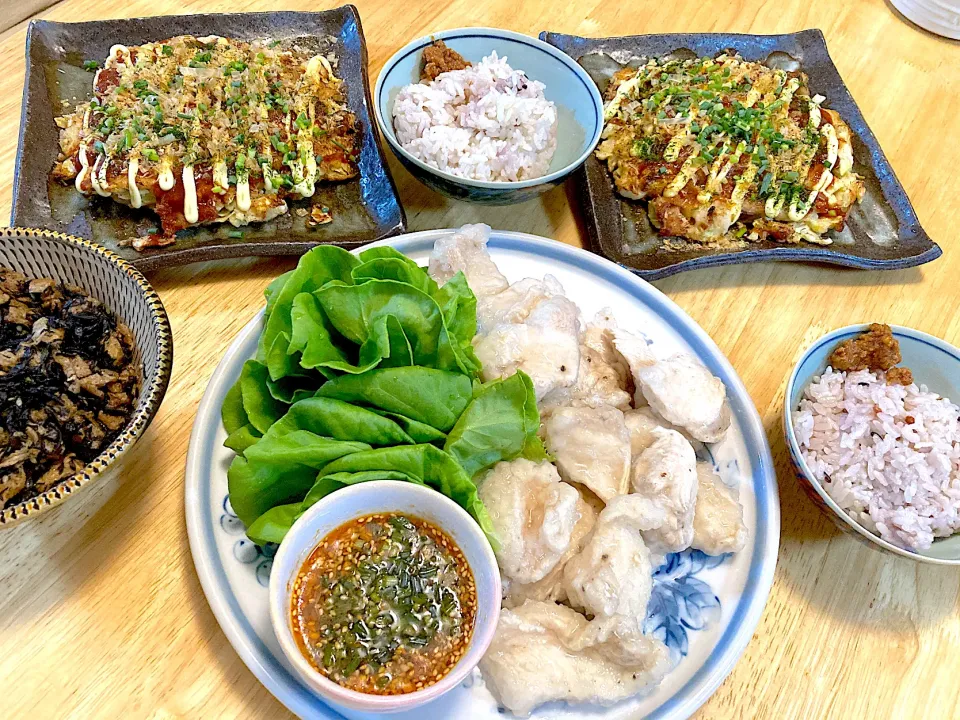 水晶鶏、お好み焼き、ひじき煮、雑穀米ご飯と自家製味噌🤤|さくたえさん