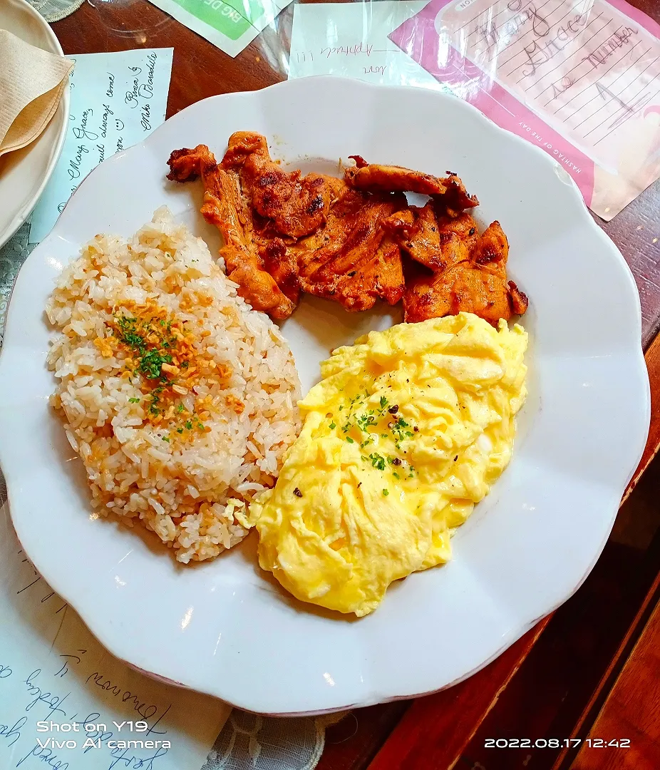 Grilled Chicken fillet with garlic fried rice and egg|Mariano Ngさん